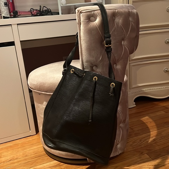 Authentic Louis Vuitton black Epi  bucket bag - Picture 1 of 15